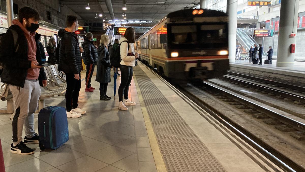 Viajeros esperan en el andén de la estación de Castelló, en una imagen de archivo.