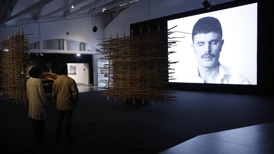 El universo creativo de Rodrigo Cuevas llega a Gijón: así luce la exposición sobre el laureado artista