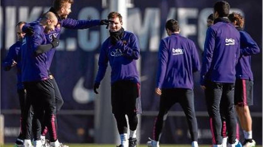 Piqué fa broma amb Mascherano i Messi durant l&#039;entrenament d&#039;ahir al matí a la Ciutat Esportiva.