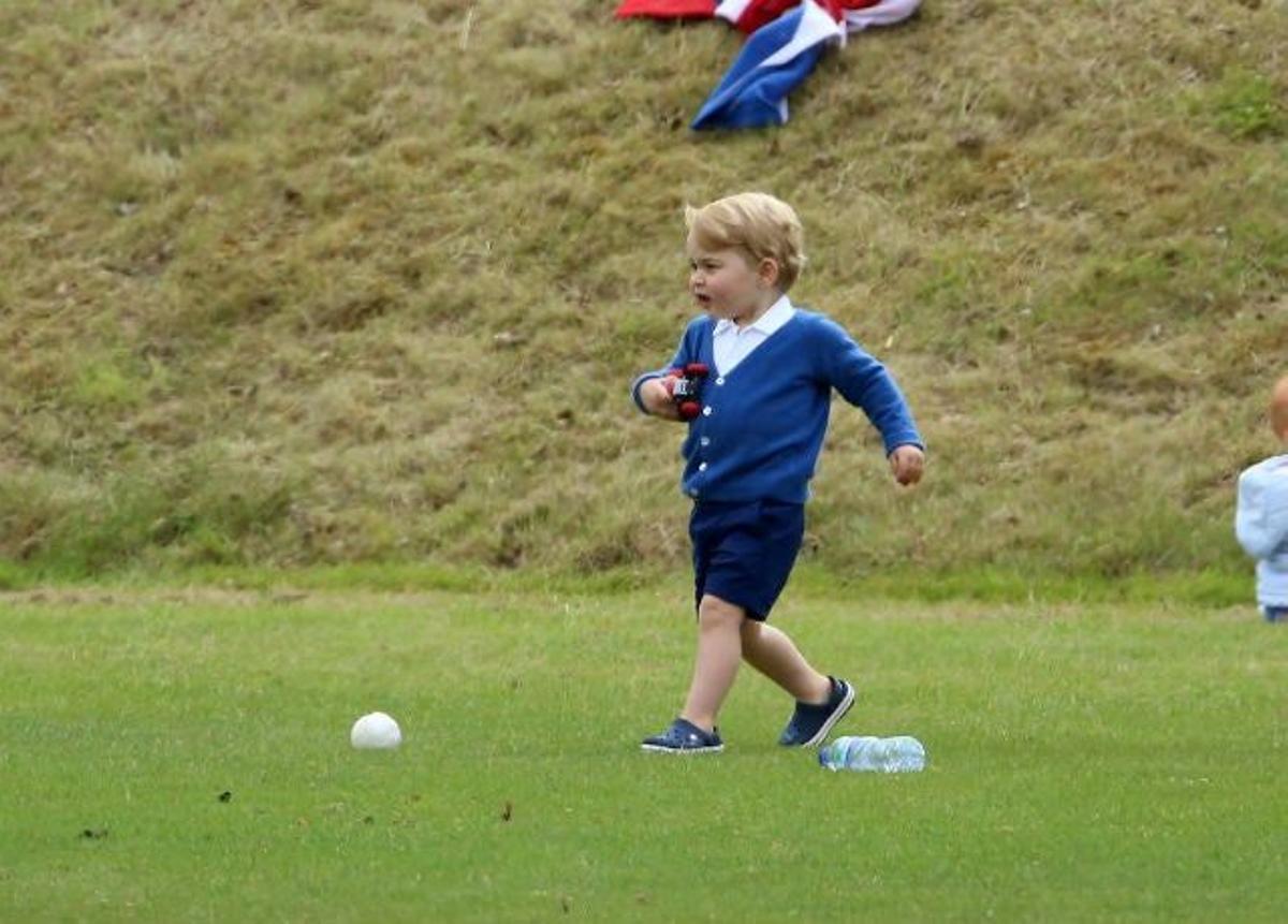 El príncipe George juega a fútbol con chaquetilla azul