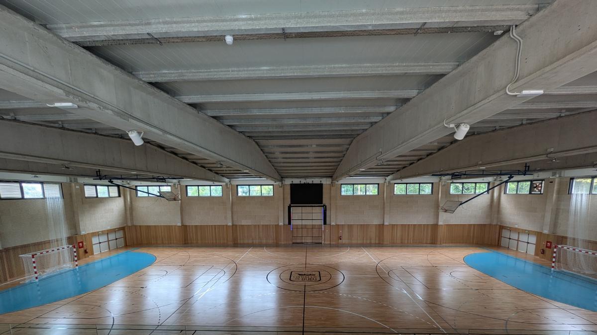 Una vista de la nuva pista deportiva del pabellón de Beluso, en Bueu, cuya entrega se formalizará esta semana.