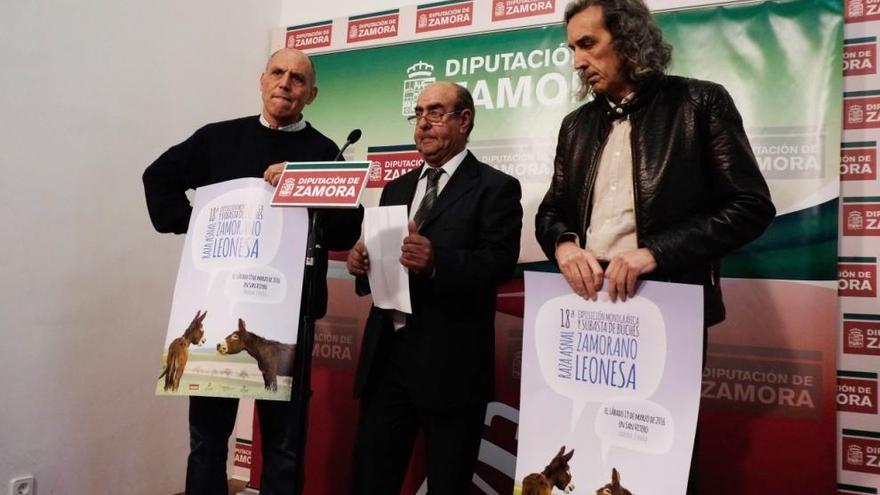 Jesús de Gabriel, José María Nieto y José Emilio Yanes presentan el cartel de la feria que se celebra este sábado en San Vitero.