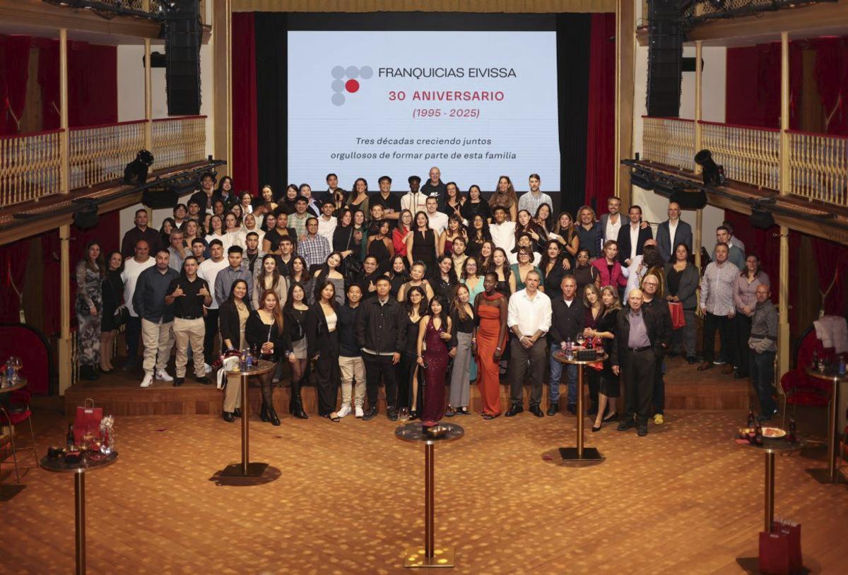 Empleados, propietarios  e invitados, unidos en el escenario.