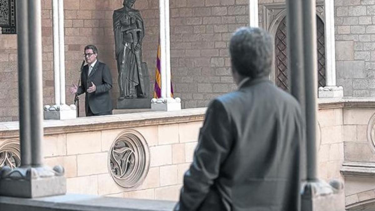 El 'president' Artur Mas, ayer, en el Palau de la Generalitat, tras explicar la renuncia de Jordi Pujol a sus privilegios.