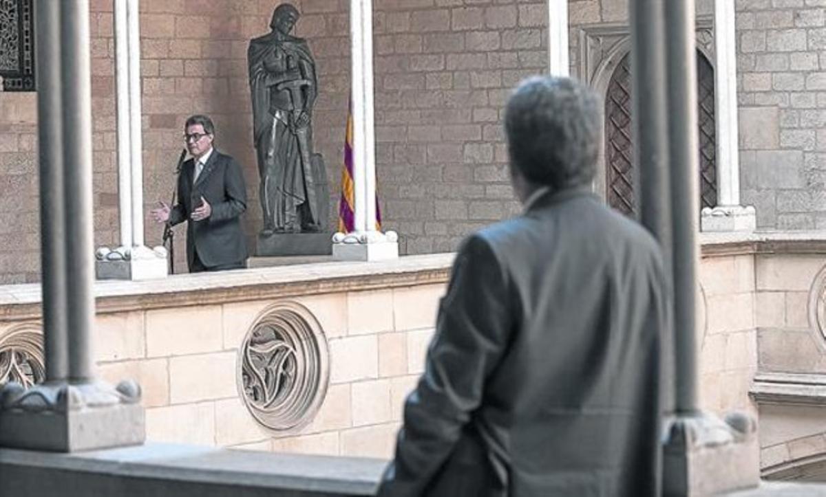 El president Artur Mas, ahir, al Palau de la Generalitat, mentre explicava la renúncia de Jordi Pujol als seus privilegis. El president Artur Mas, ahir, al Palau de la Generalitat, mentre explicava la renúncia de Jordi Pujol als seus privilegis.