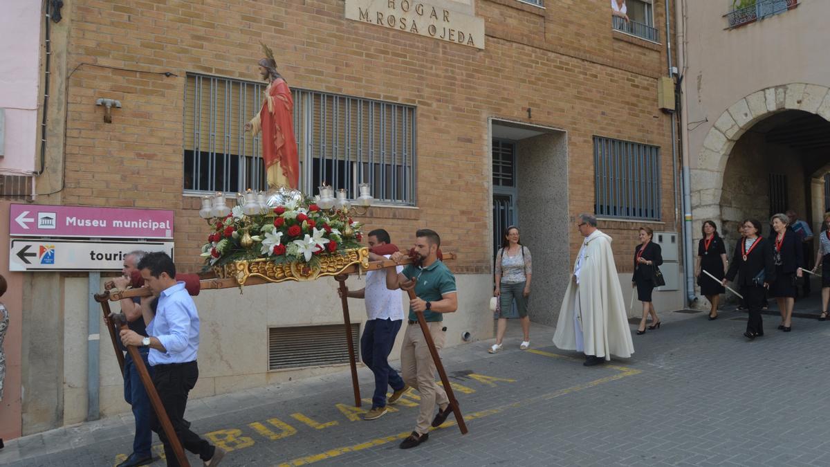 Mossén José Aparici se une a la procesión del municipio.