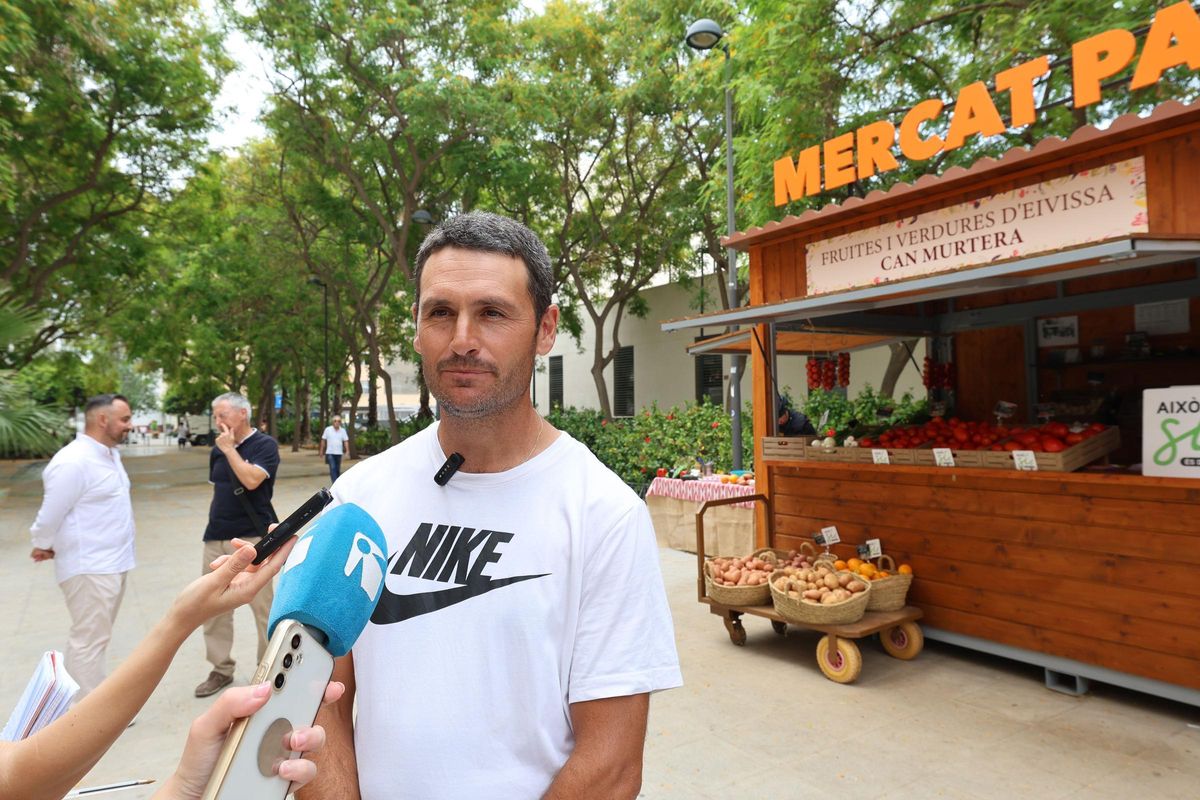 Josep Maria Planells regenta con su padre, Pep Planells, Can Murtera, el único puesto del Mercat Pagès en la actualidad.