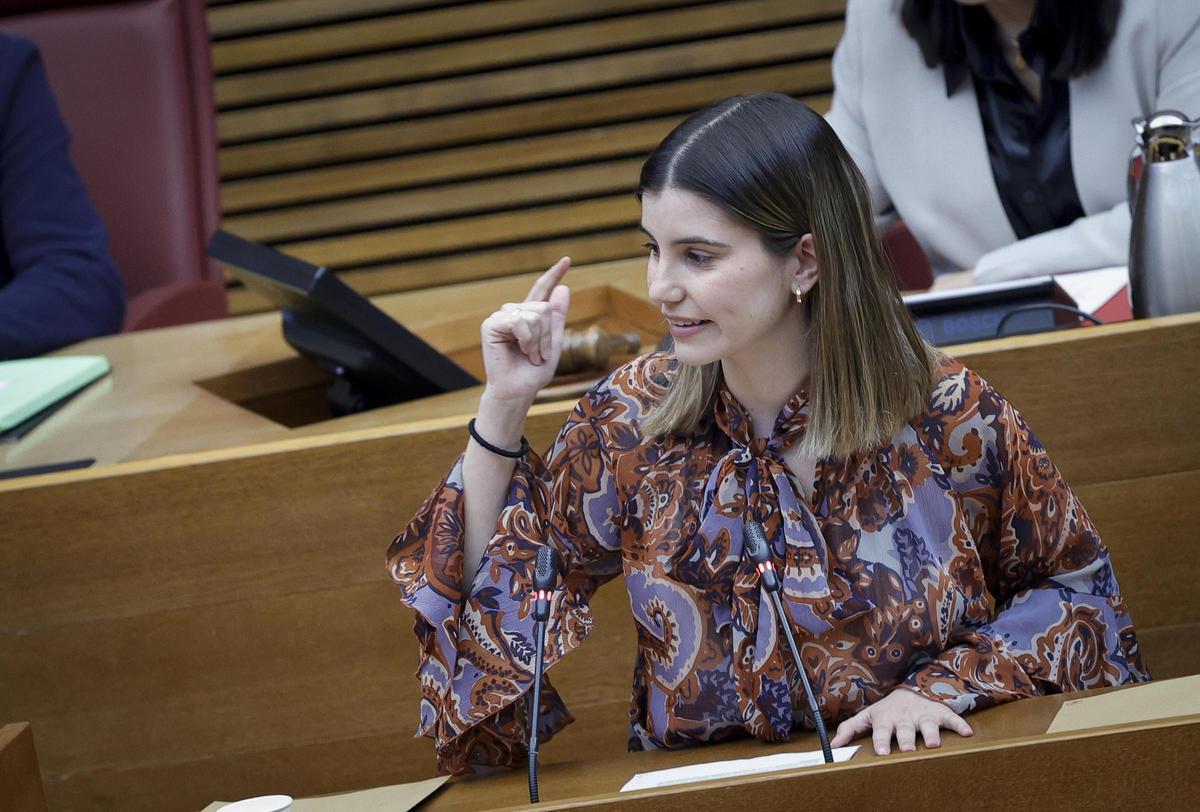 La diputada del PPCV, Lucía Peral, interviene en las Corts, este miércoles.