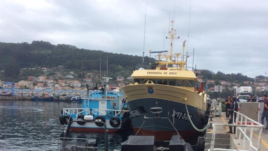 El barco &quot;Ensenada de Bueu&quot;, hace unos días en el puerto de la localidad. // G.N.