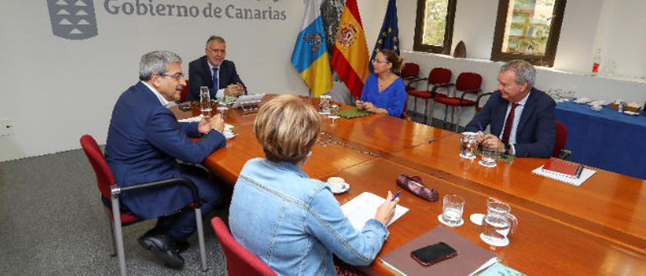 El consejero de Hacienda, Román Rodríguez (c.), en una reunión del Gobierno.