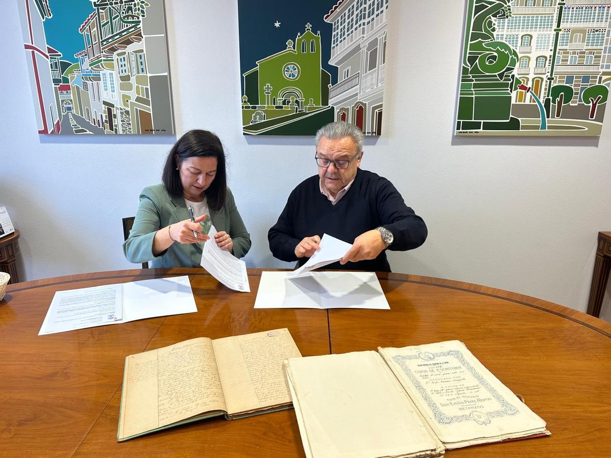 La alcaldesa, María Barral, y el donante de los documentos, Antonio Gómez Iglesias, durante el acto de entrega.
