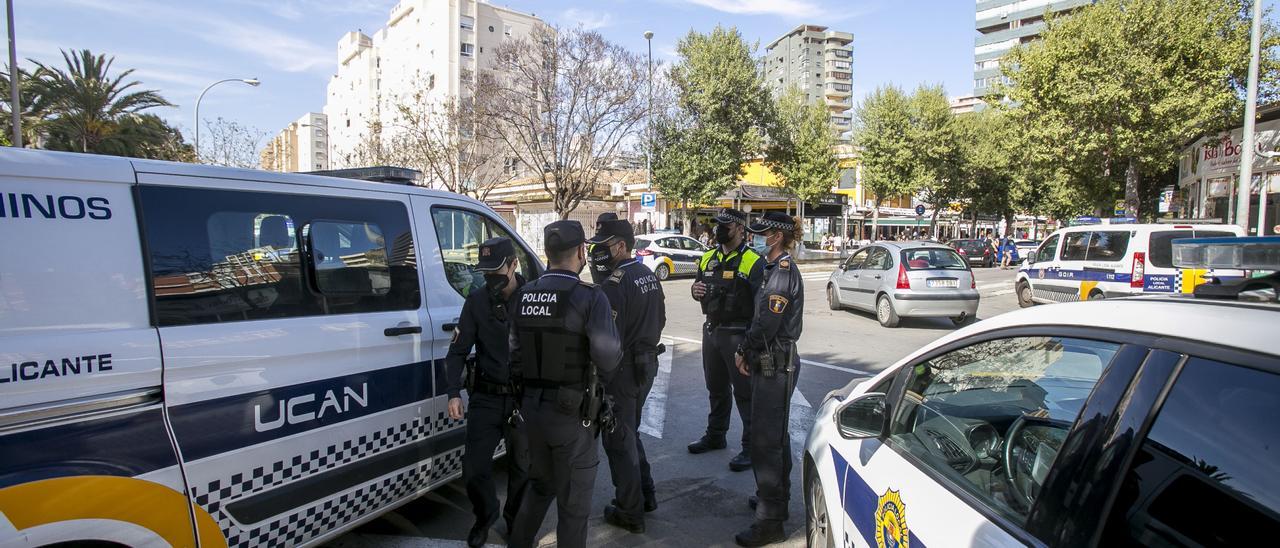 Agentes de la Policía Local en un control en la Playa de San Juan