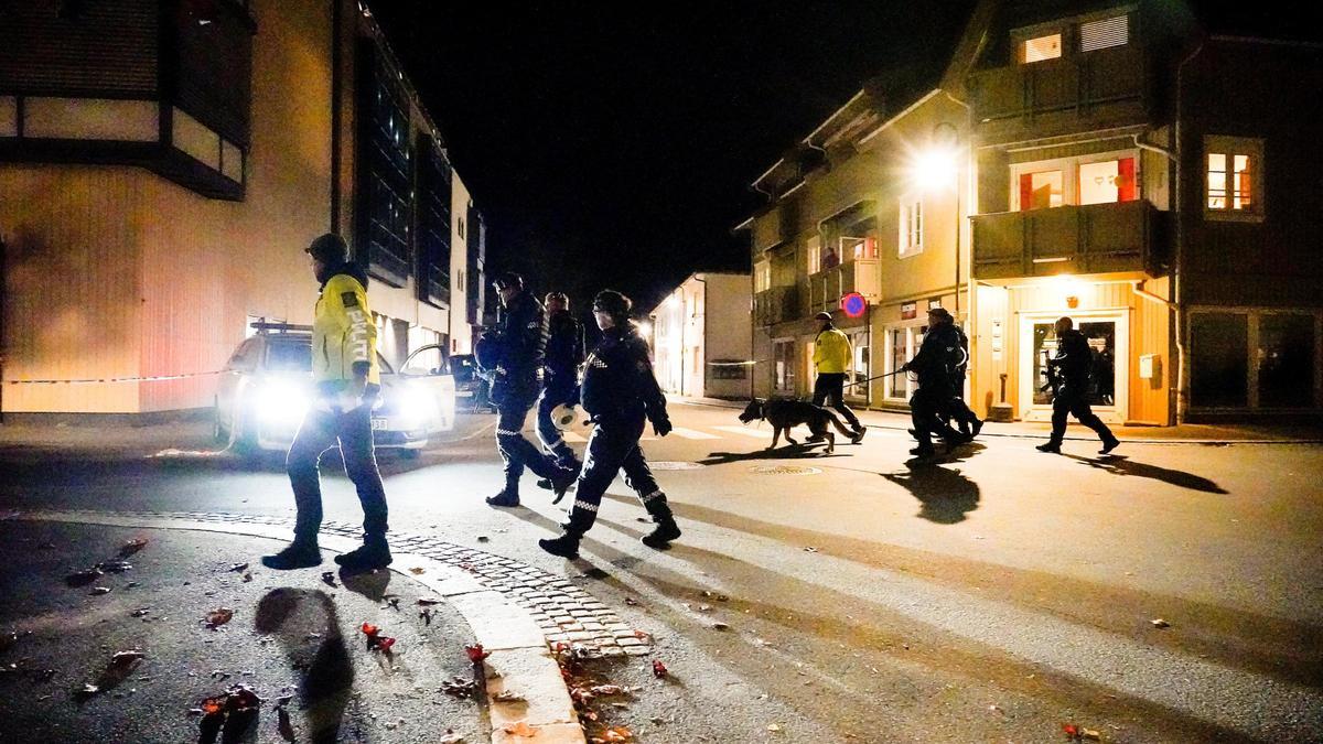 Agents de policia al lloc de l&#039;atac, a Kongsberg