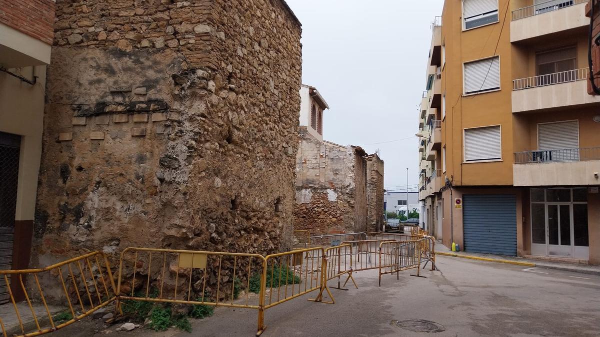 Las vallas que cortan toda la calzada de la calle de García Ordónez de Oliva con las paredes y estructuras que están en total estado de ruina.