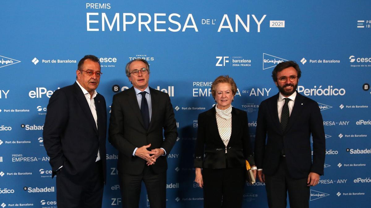 Premios EMPRESA DE LANY 2021 en la Llotja de Mar. En la foto (de I a D) Albert Sàez, Javier Faus del Cercle dEconomia, Arantza Sarasola y Aitor Moll