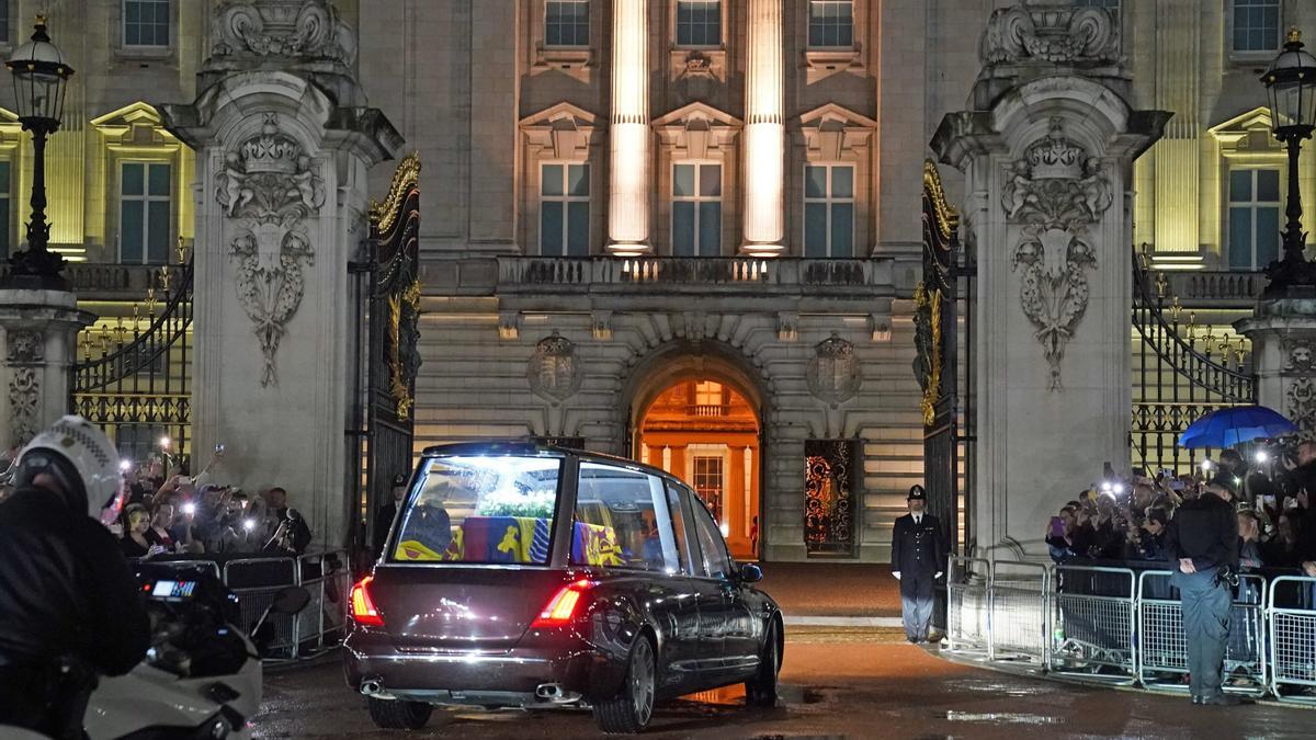 El féretro de Isabel II llega a Buckingham.