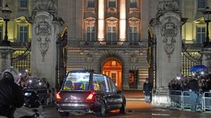 El féretro de Isabel II llega a Buckingham.