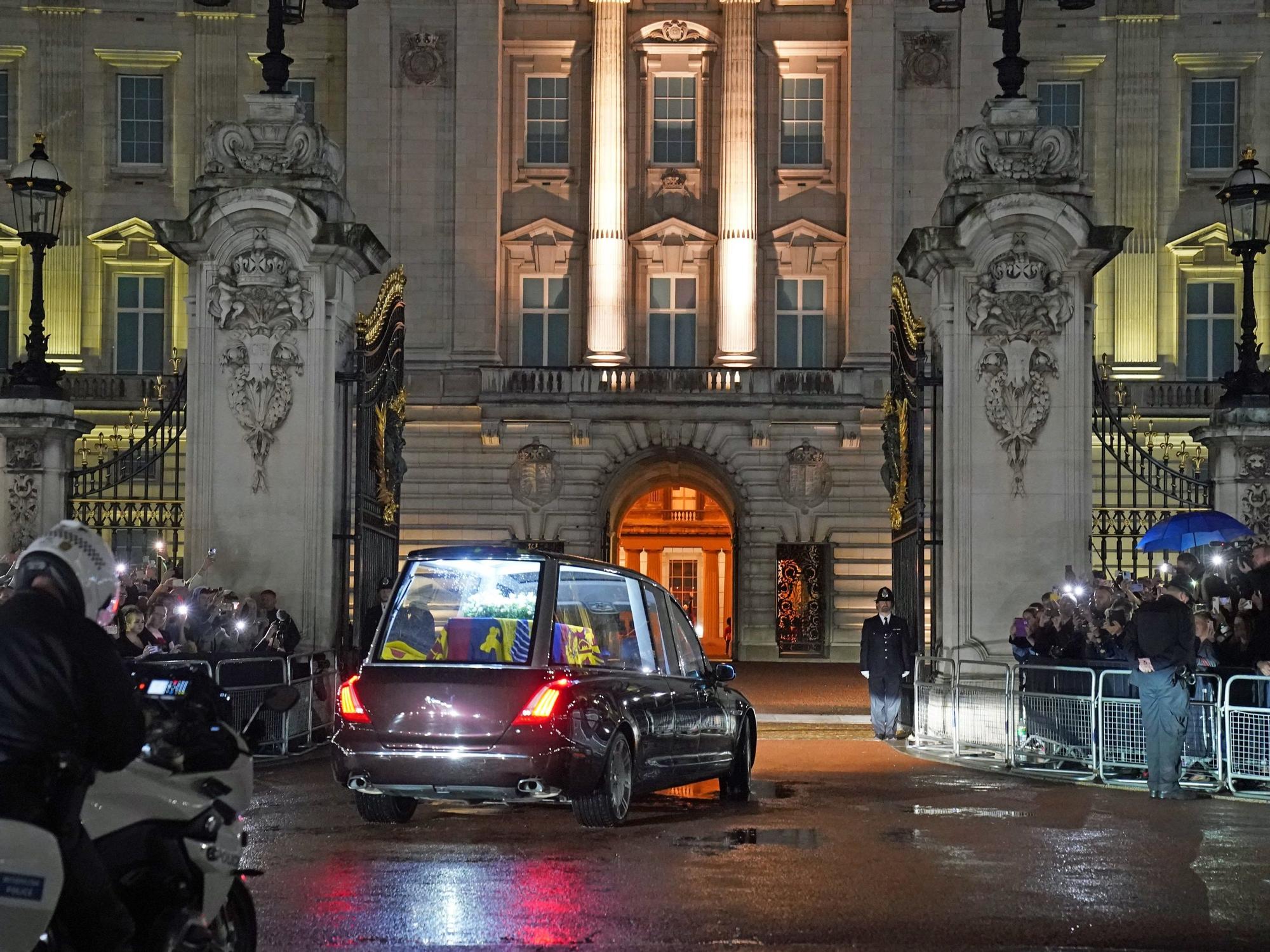 El féretro de Isabel II llega a Buckingham.