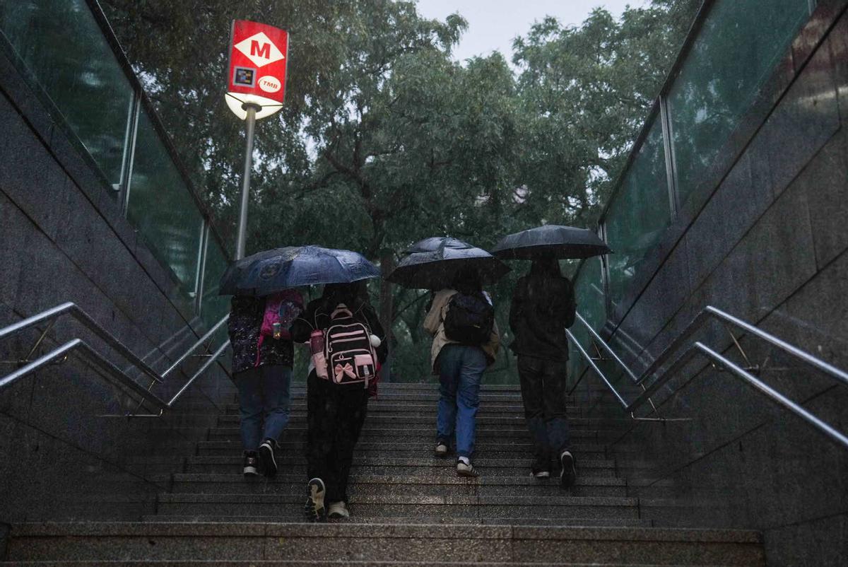 Lluvia intensa en el barrio de Sants de Barcelona, la mañana del 6 de noviembre