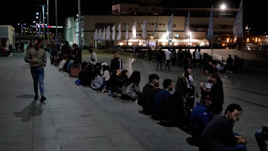 Aspecto que presentaba anoche el entorno de As Avenidas. // Alba Villar