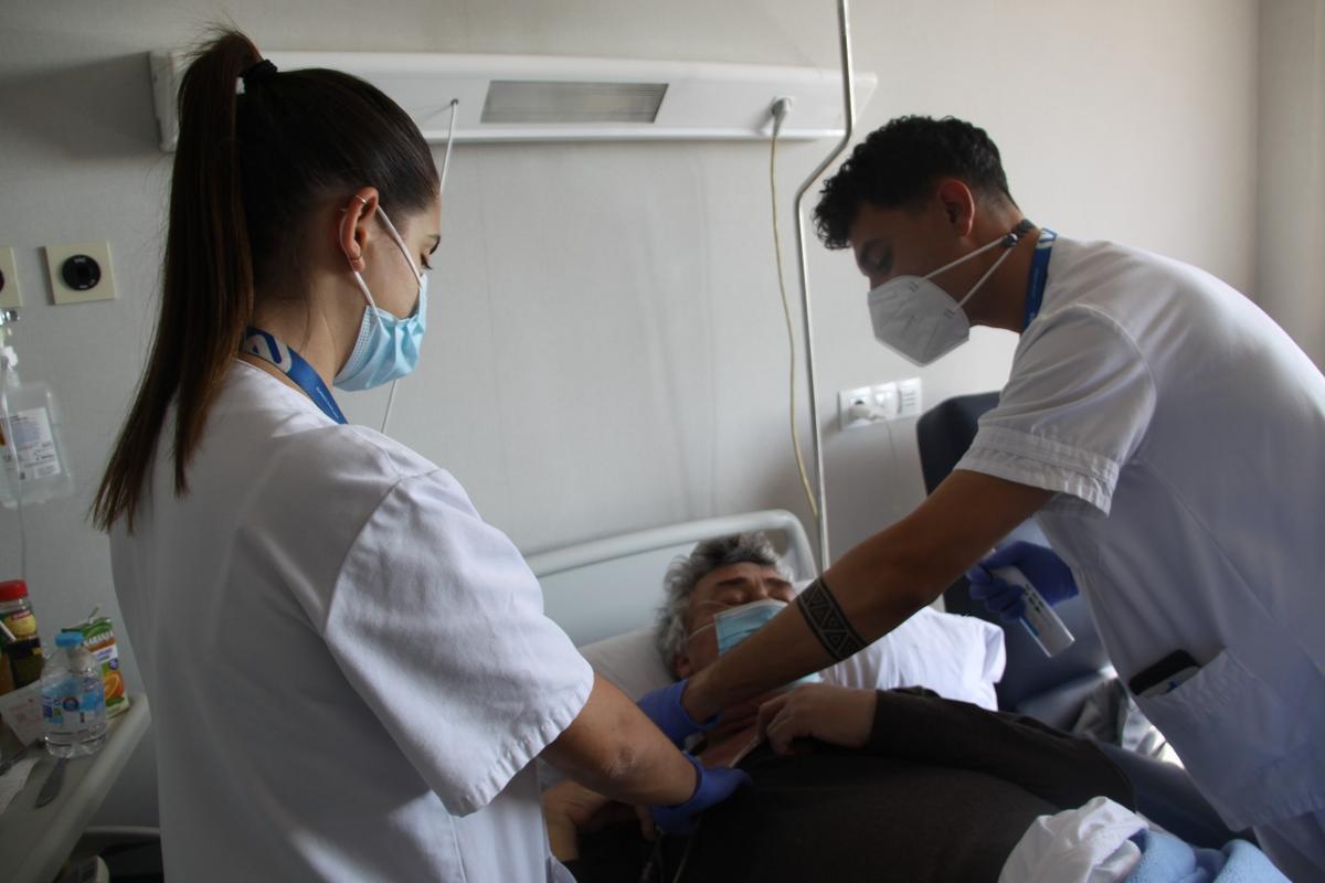 Estudiantes realizando sus prácticas en Enfermería.