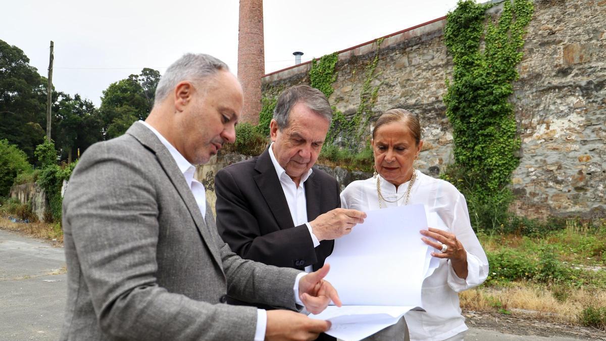 David Regades, Abel Caballero y Carmela Silva, en la visita a la parcela en Teis.