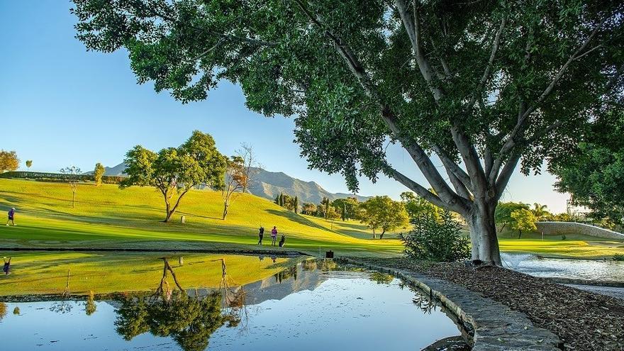 Un hombre se ahoga en Florida buscando pelotas de golf en un lago