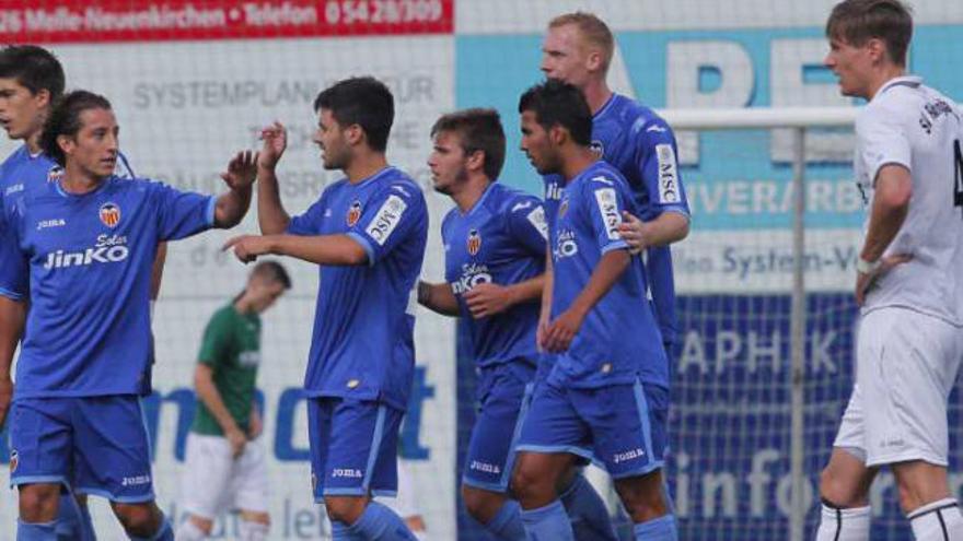 Carles Gil, en el centro de la imagen, celebra con Guardado su gol ante el SV Rödinghausen.