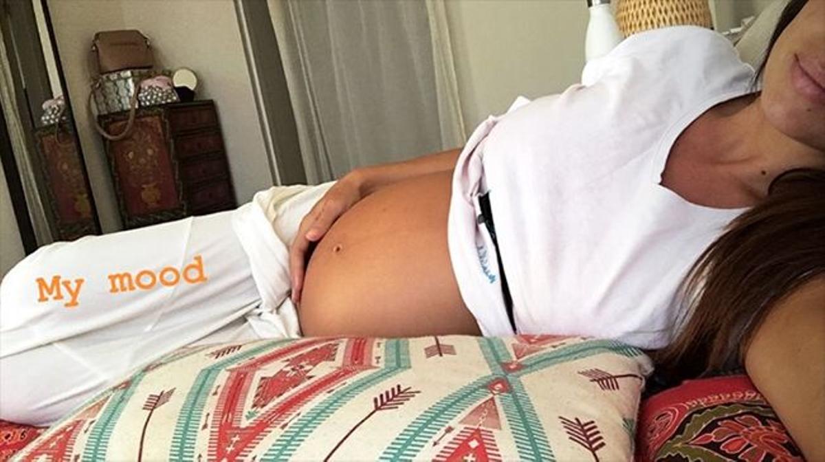 Elena Furiase mostrando su barriguita en la recta final de su embarazo