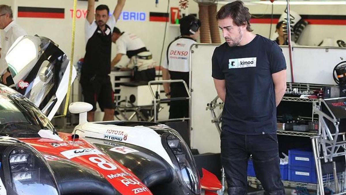 Alonso, junto al Toyota nº8 con el que correrá en Le Mans