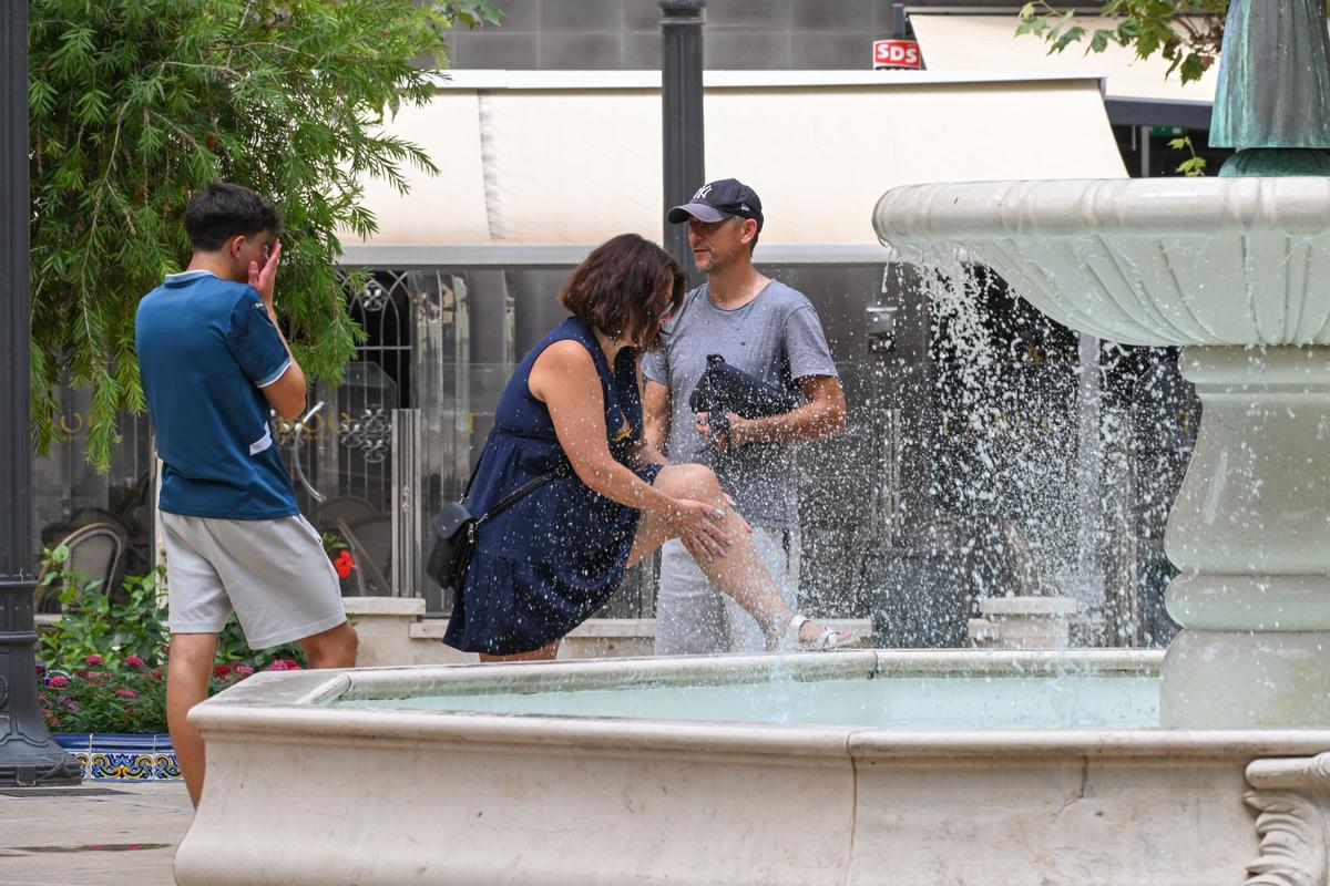 Gent refrescant-se durant una onada de calor.