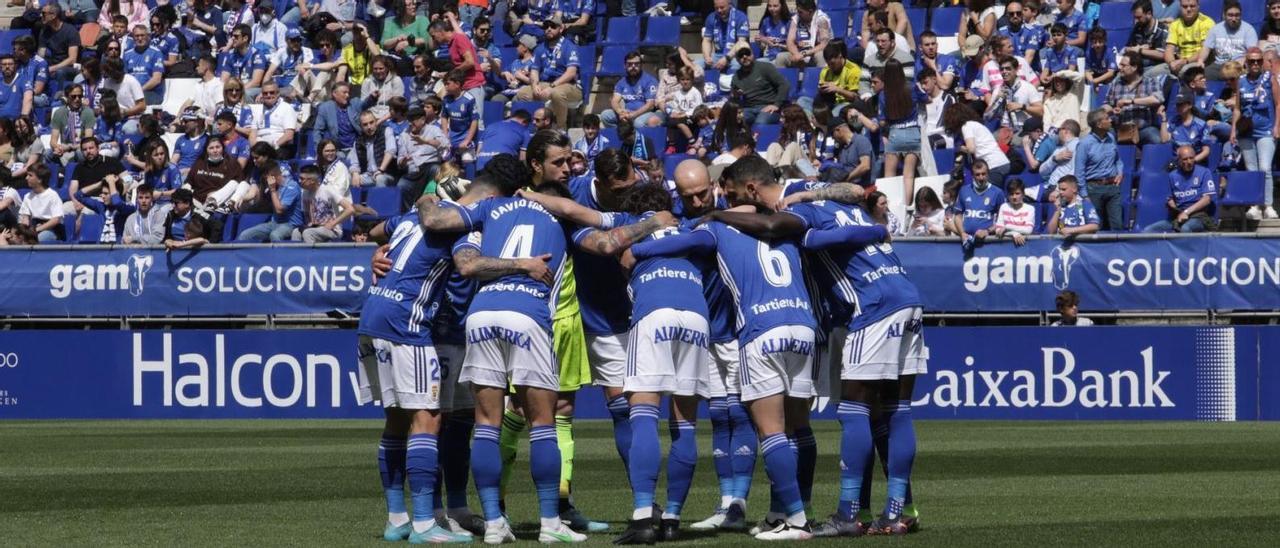 Los jugadores azules, antes del partido ante el Mirandés. | Juan Plaza