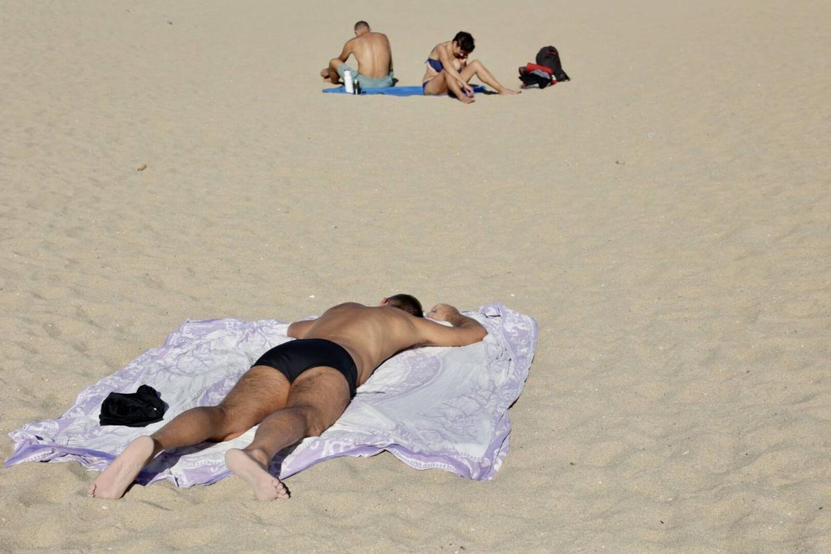 Barceloneses acuden a la playa por las altas temperaturas de noviembre