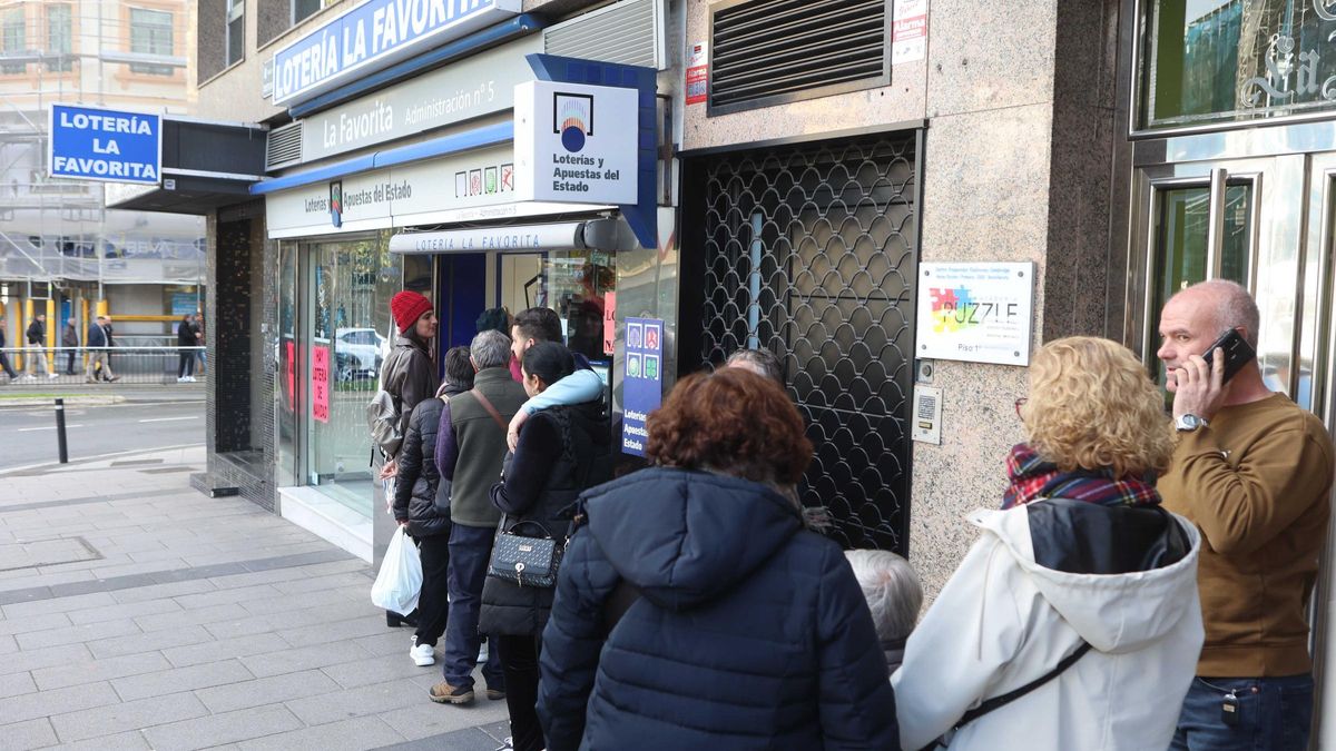 Colas en la administración de loterías La Favorita en A Coruña