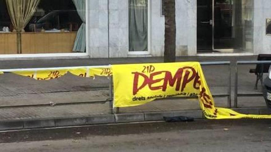 Una pancarta arrencada de la CUP, a la plaça de la Creu de Manresa