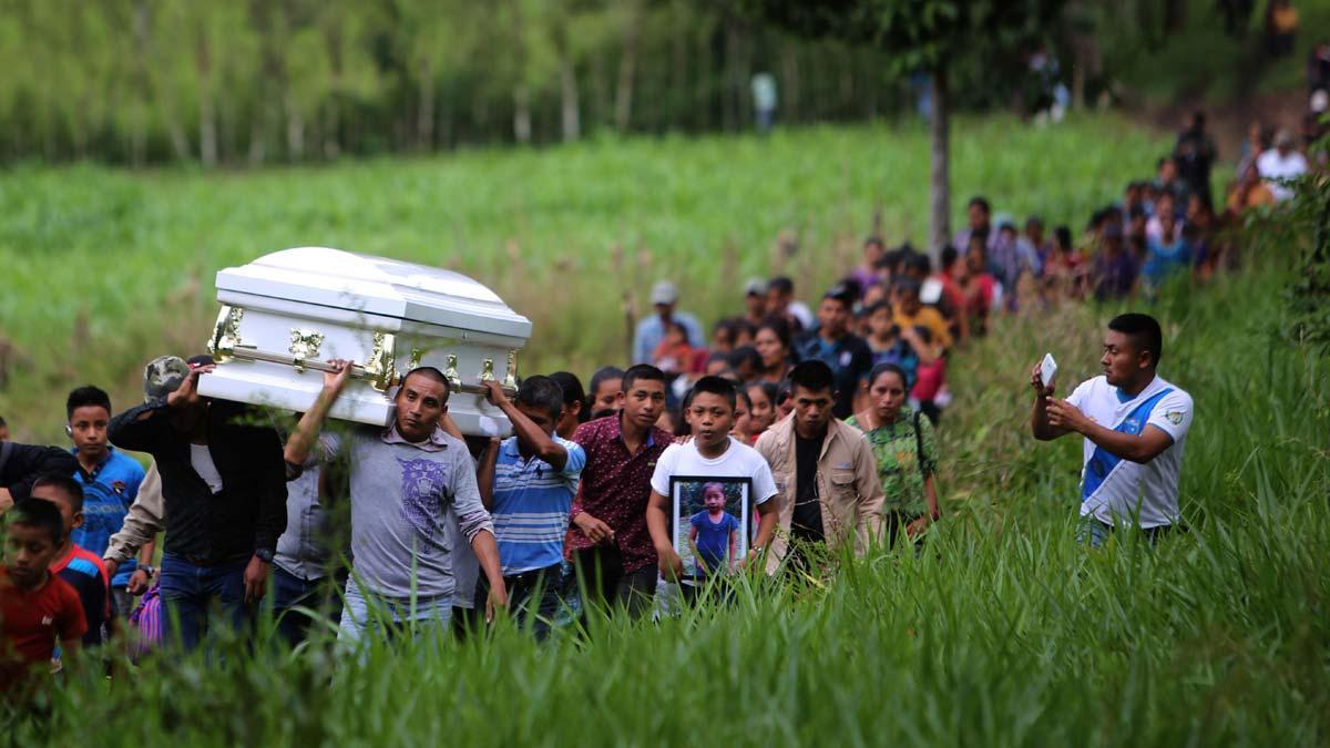 Varias personas cargan hoy el féretro de la menor Jakelin Caal Maquín durante un recorrido hasta el cementerio de la comunidad de San Antonio Secortéz (Guatemala).