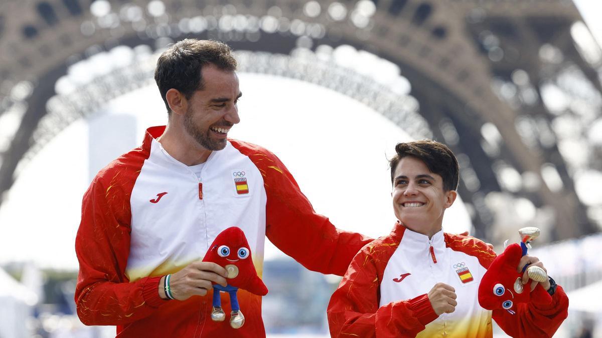 Los medallistas de oro Álvaro Martín y María Pérez bajo la torre Eiffel tras su triunfo en la prueba de marcha por relevos mixtos