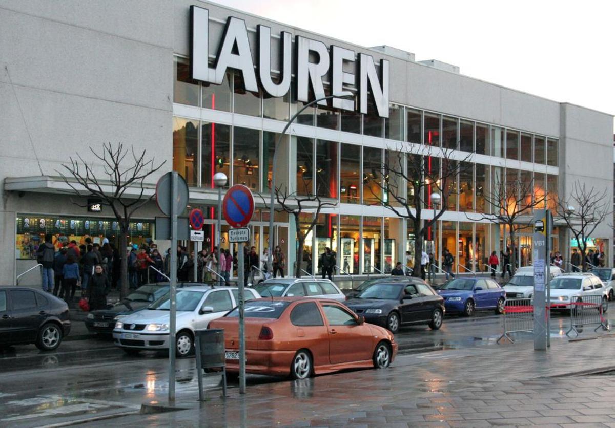 Fachada de los históricos cines Lauren de Viladecans.