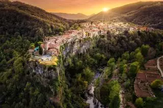 Este pueblo levantado en lo alto de un acantilado entre volcanes es el secreto mejor guardado de Cataluña