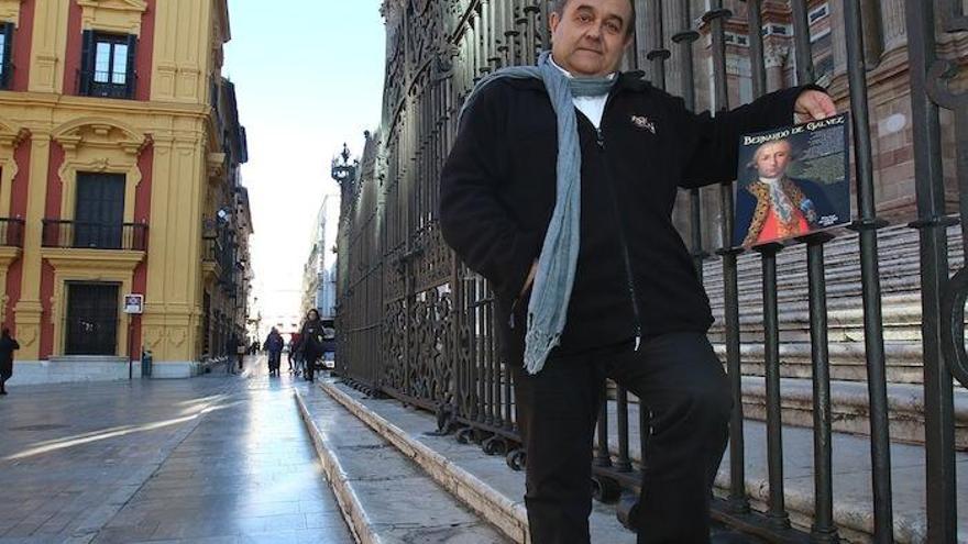 Carlos Taillefer, ayer junto a la Catedral de Málaga con un retrato de Bernardo de Gálvez.