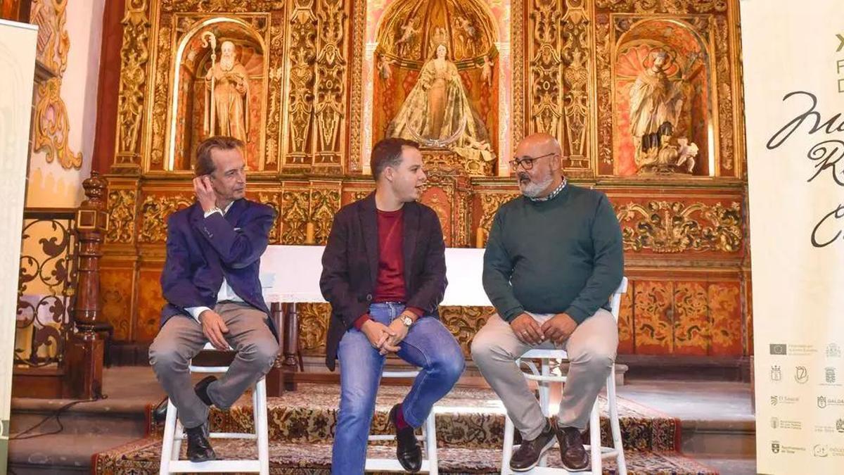 De izquierda a derecha, Gregorio Gutiérrez, Adrián Santana y Octavio Suárez, en la ermita San Antonio Abad, donde fue la presentación.