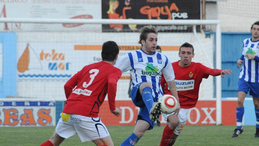 Un jugador del Areas controla el balón. // Eugenio Álvarez