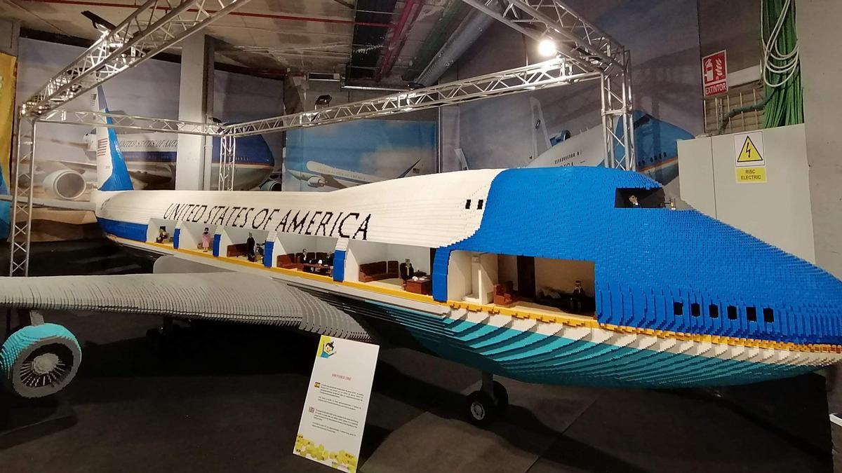 Reproducción del Air Force One, el avión presidencial de los Estados Unidos, hecha con piezas LEGO