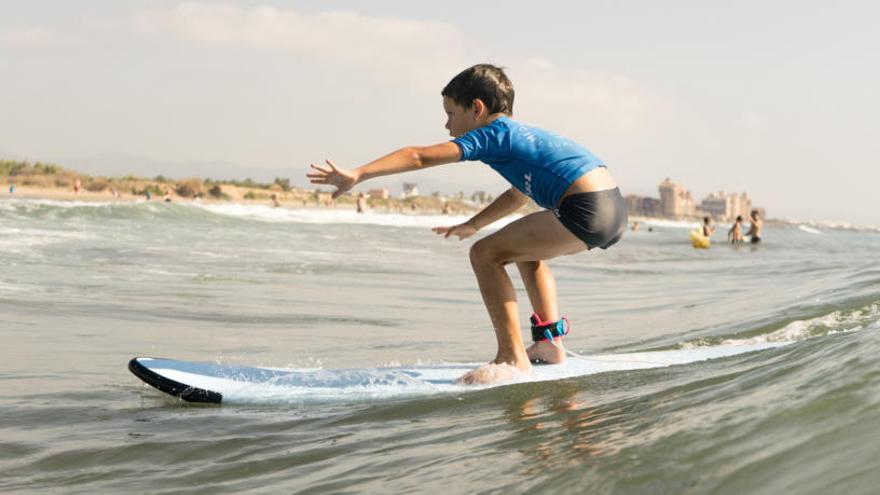 Aprende surf en las playas de Alboraia