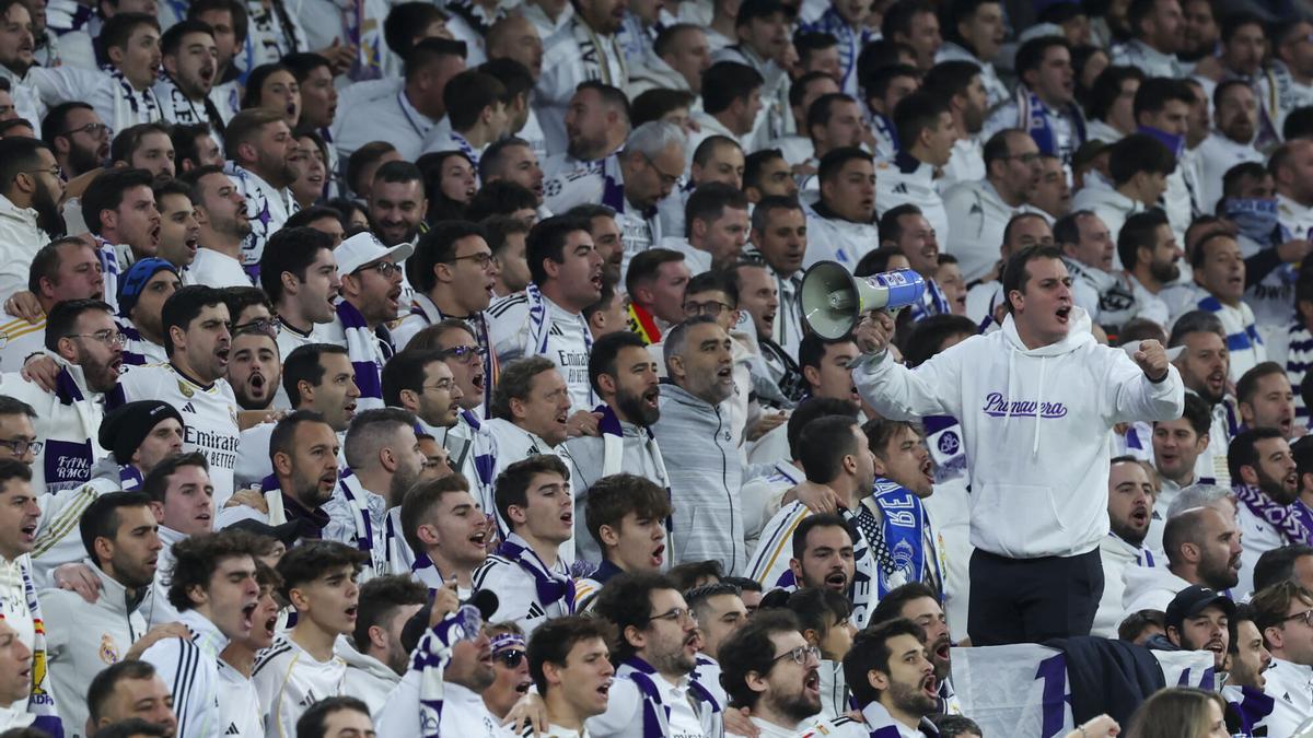 Aficionados madridistas durante el encuentro de Champions entre Real Madrid y Manchester City