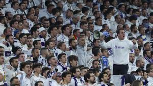 Aficionados madridistas durante el encuentro de Champions entre Real Madrid y Manchester City