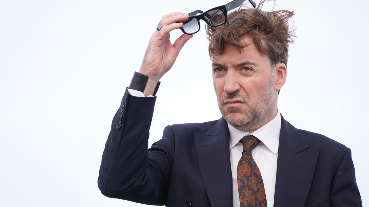 El director Albert Serra posa durante el photocall del documental ‘Tardes de soledad’, en el Festival de Cine de San Sebastián.