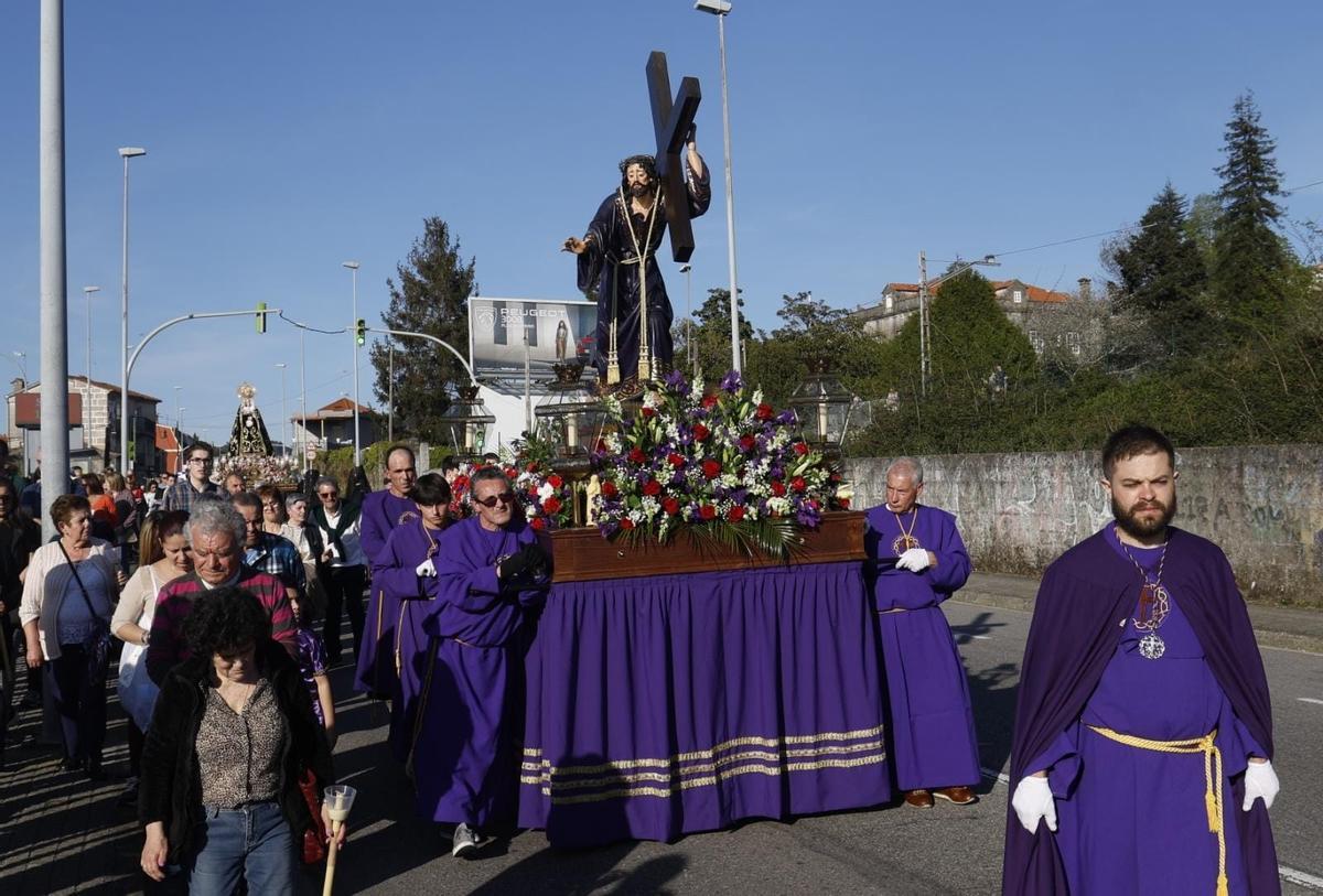 Decenas de fieles abarrotan Teis en la procesión de Nuestro Padre Jesús Nazareno Decenas de fieles abarrotan Teis en la procesión de Nuestro Padre Jesús Nazareno