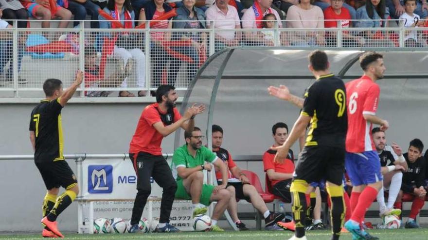 Marcos Montes anima desde la banda a sus jugadores, en un lance del partido de ida. // Eugenio Álvarez