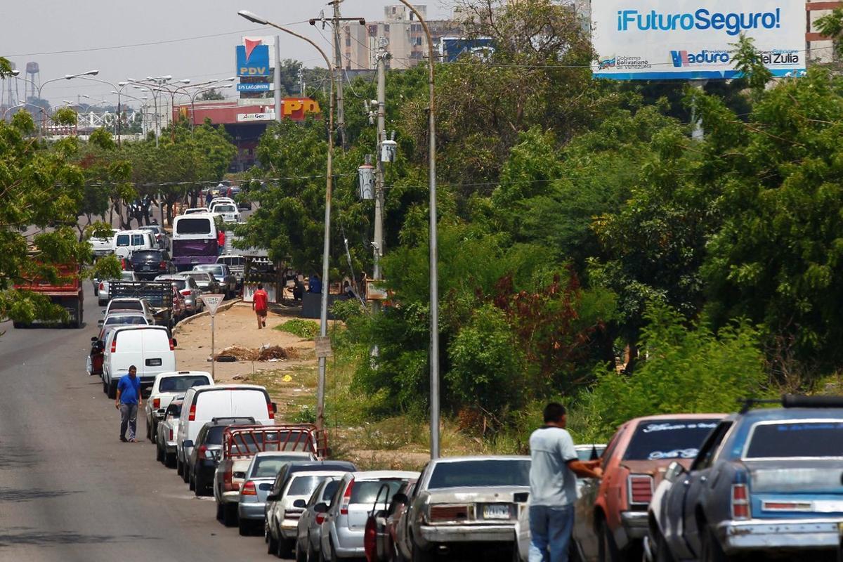 People with vehicles wait in line in an attempt to refuel at a gas station of the state oil company PDVSA in Maracaibo  Venezuela  May 17  2019  REUTERS Isaac Urrutia     TPX IMAGES OF THE DAY